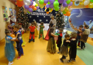 Dzieci tańczą w parach z balonami pomiędzy brzuchami.